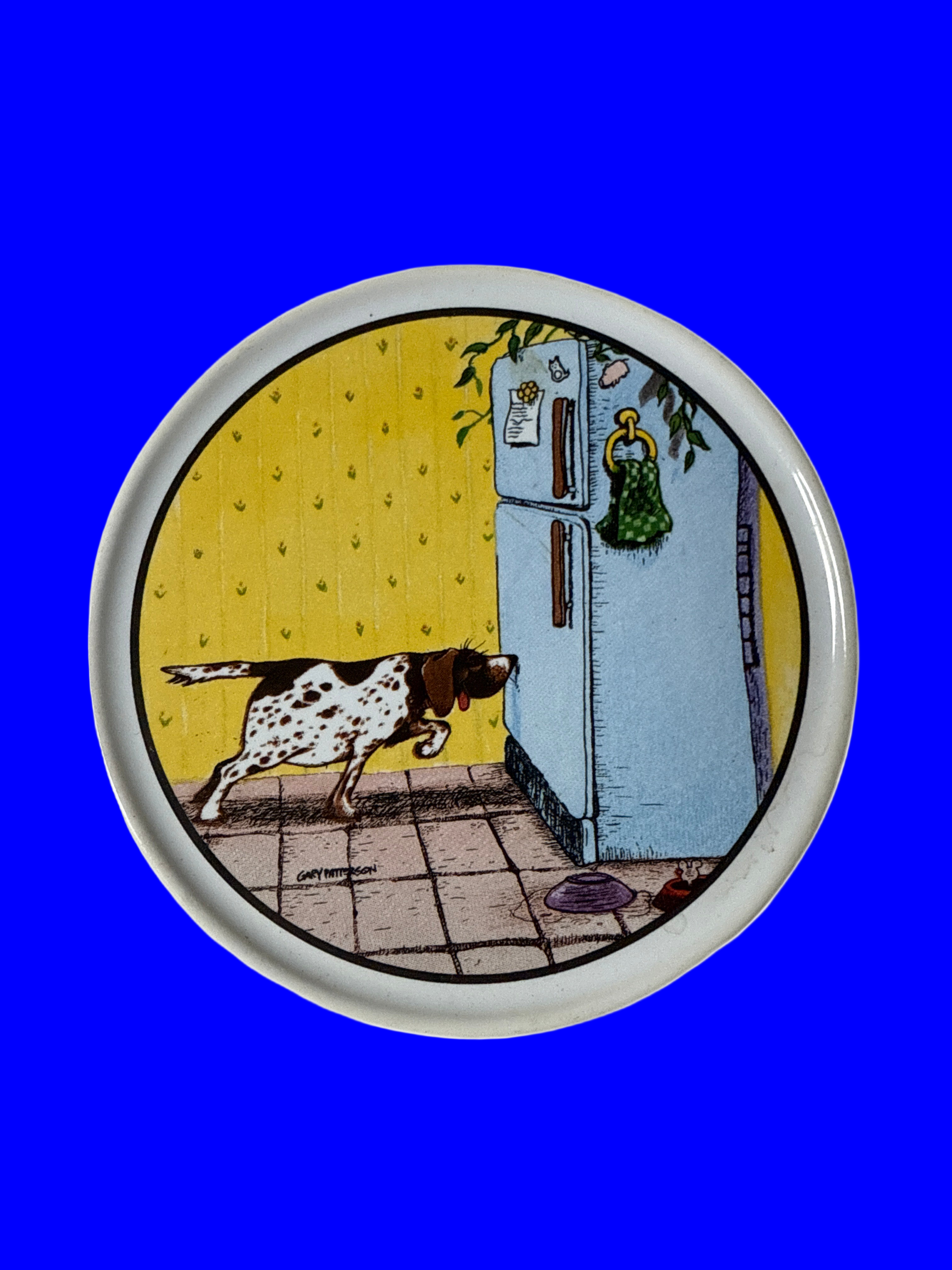 Round ceramic plate with a dog and refrigerator illustration on a yellow background